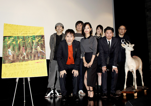 初日舞台挨拶。出演者+監督+シカ